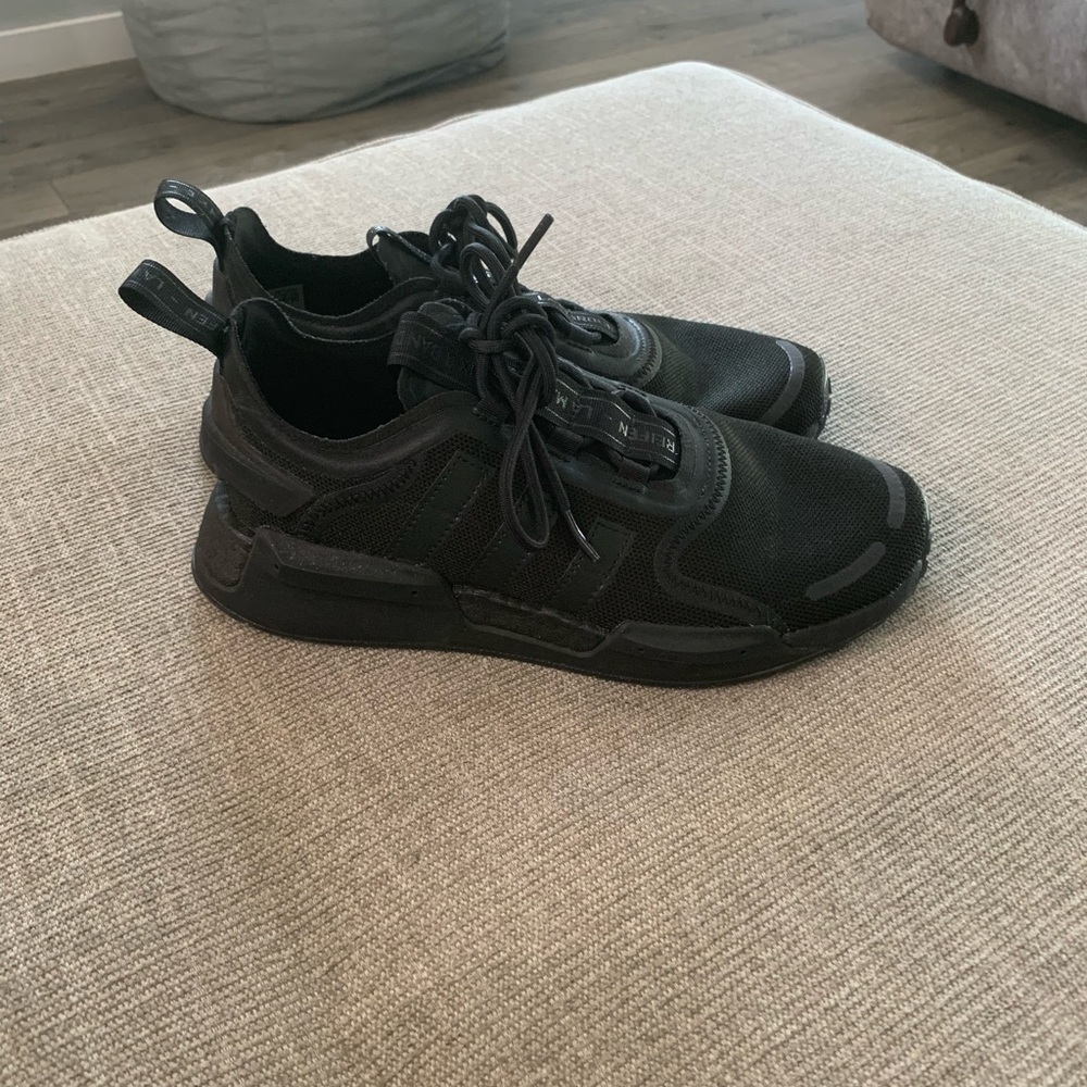 adidas Kids Black Athletic Sneakers size 7 big kids